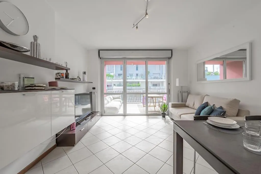 Near Duomo - Free Parking -Terrace - Metro - Ac Apartment Milan Italy